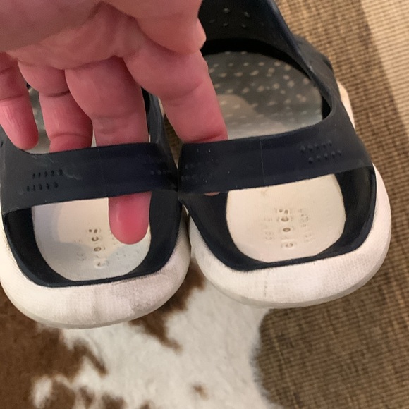 Crocs boys slip on shoes, navy/white, sz 7 (big boys) - Picture 6 of 9